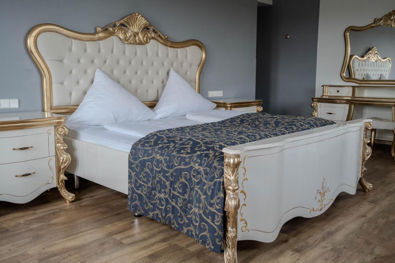 Eventlocation & Hotel Schloss Neuburg Obrigheim Екстериор снимка