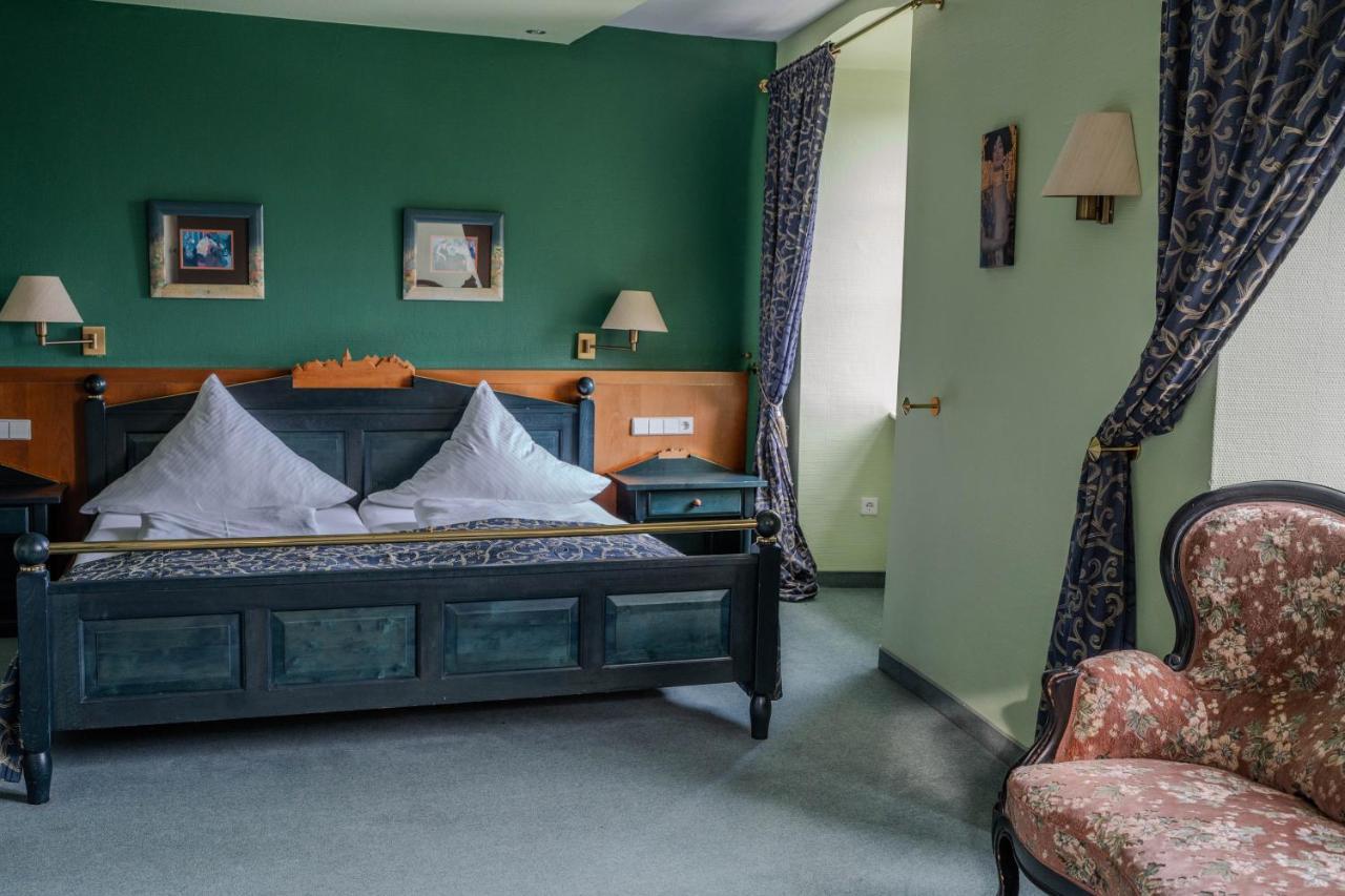 Eventlocation & Hotel Schloss Neuburg Obrigheim Екстериор снимка