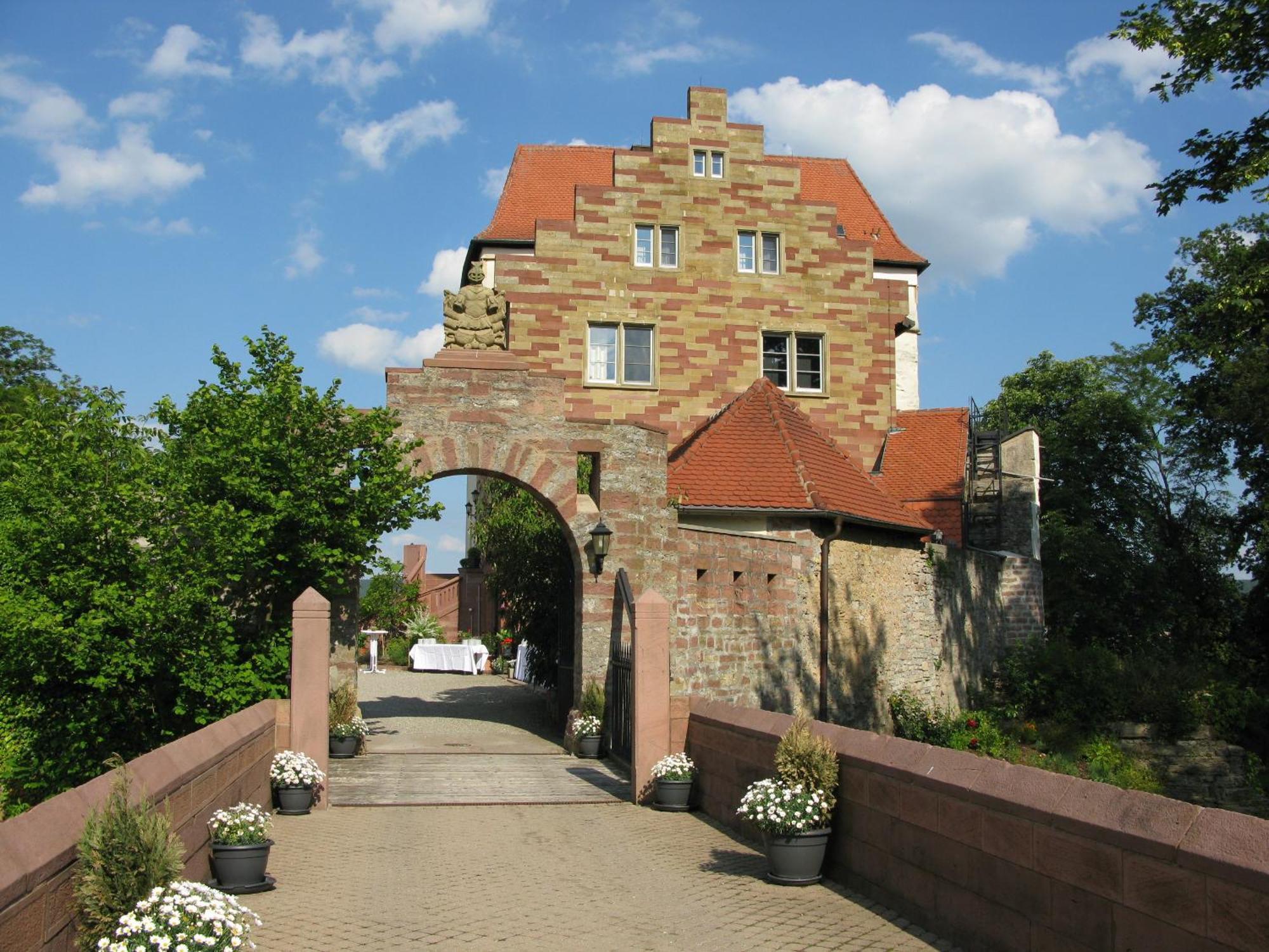 Eventlocation & Hotel Schloss Neuburg Obrigheim Екстериор снимка